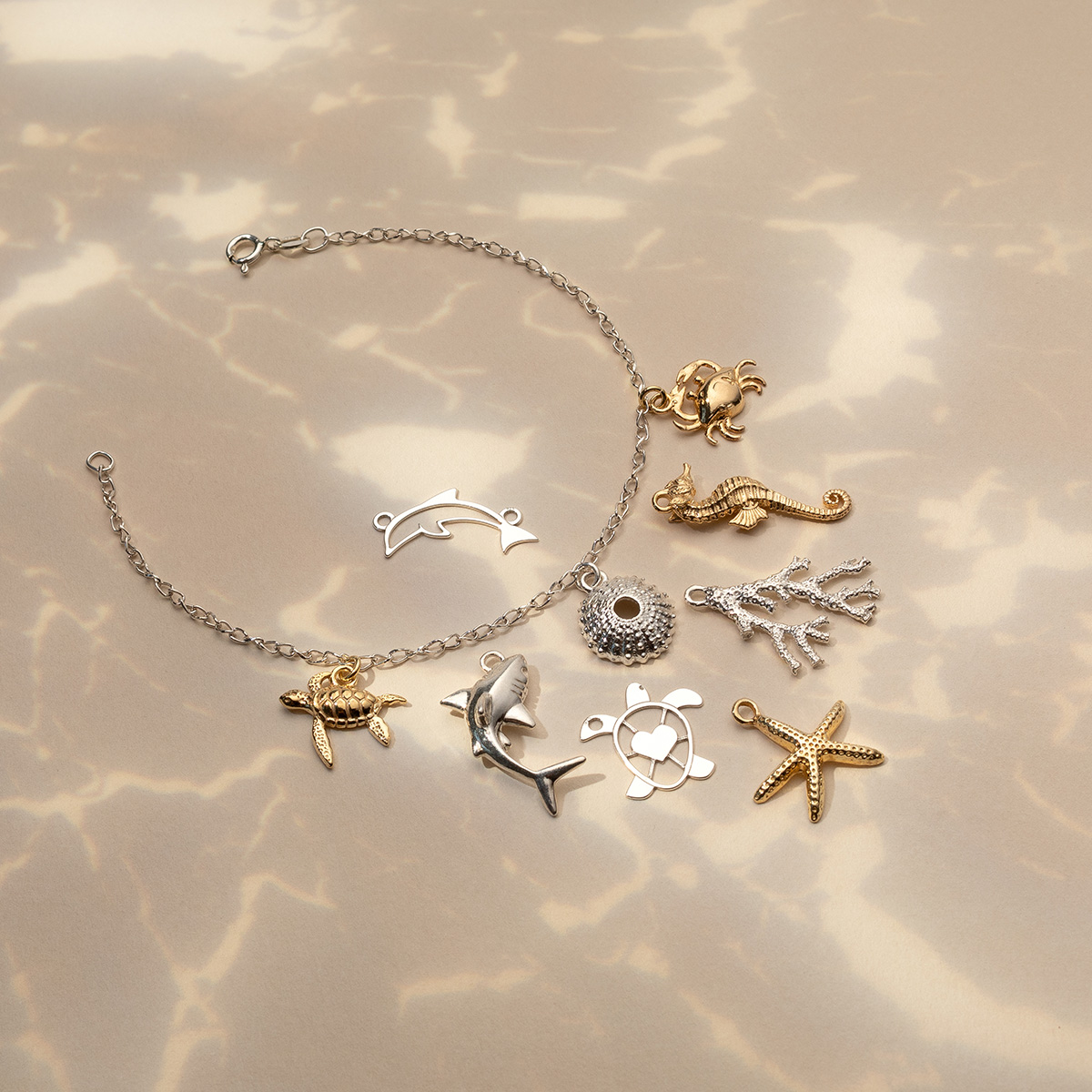 srebrna bransoletka z zawieszkami