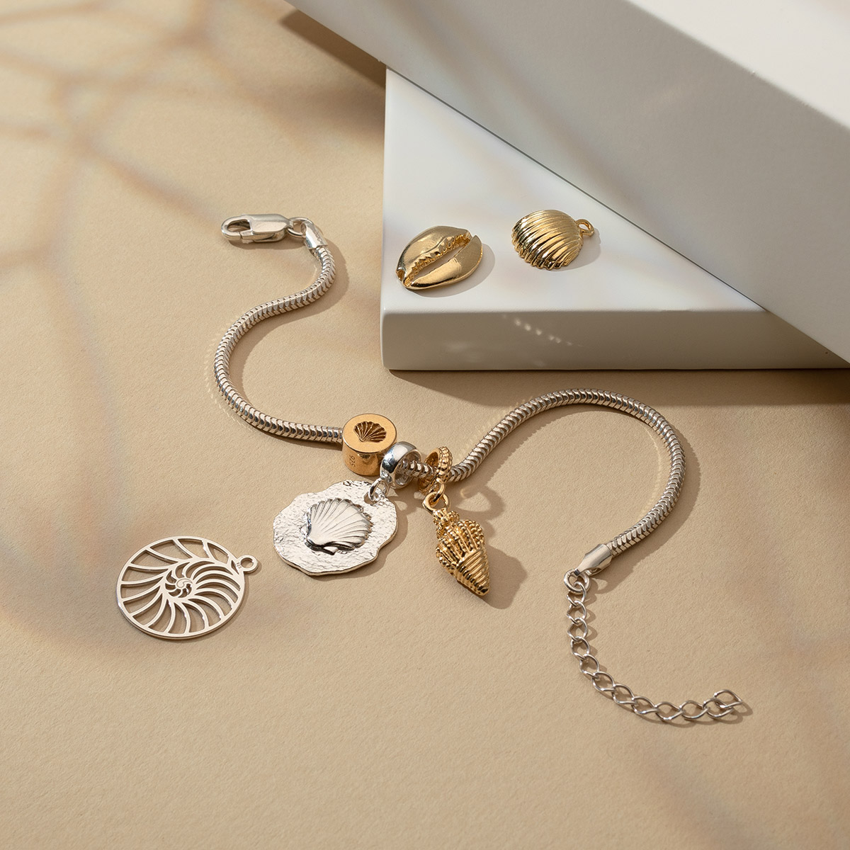 bransoletka z charmsami