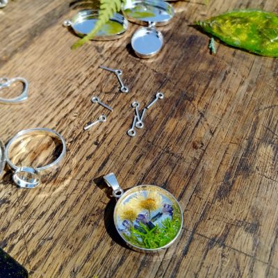 Epoxy resin – silver bases for embedding souvenirs