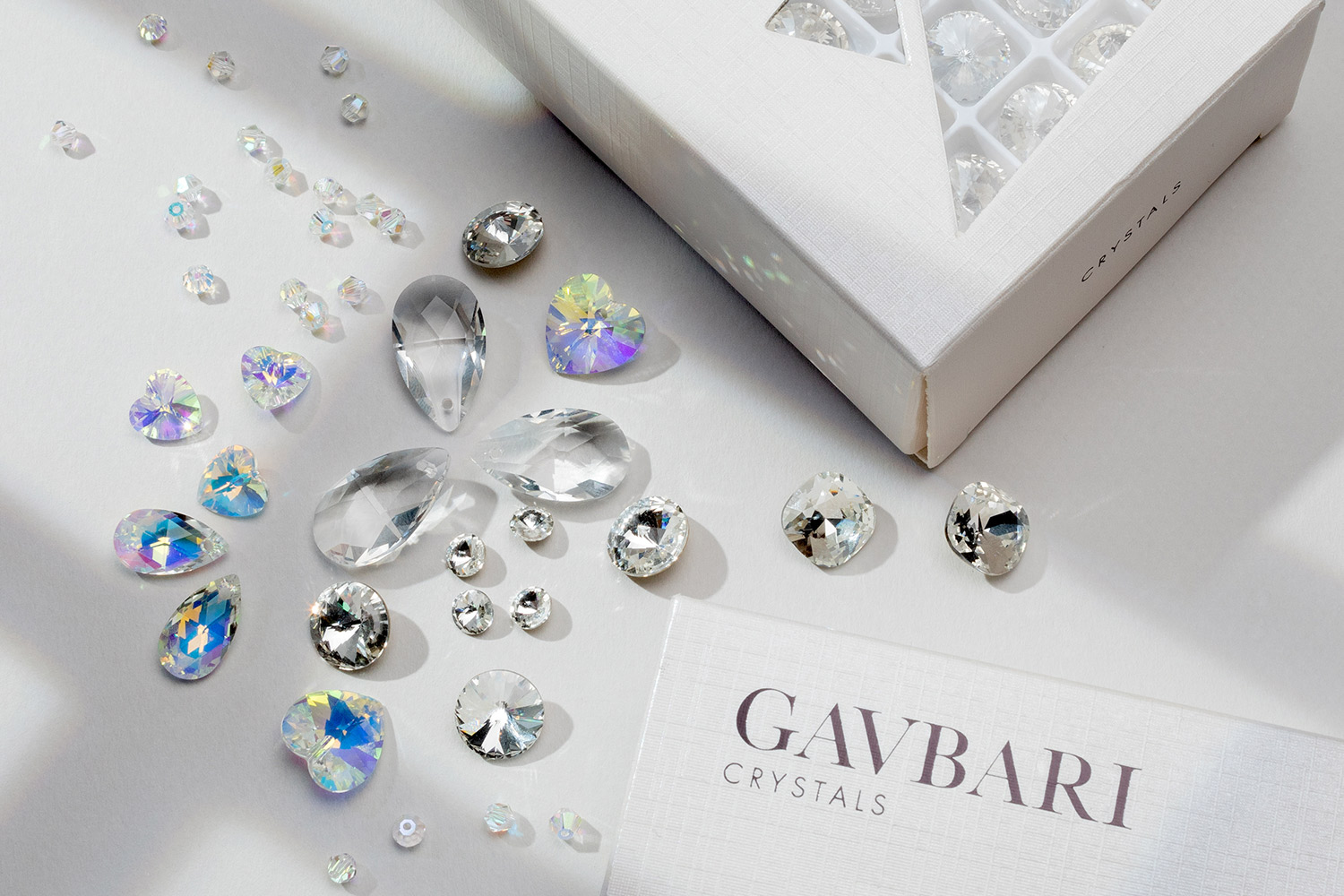 Kryształy, kamienie naturalne i perły marki GAVBARI.