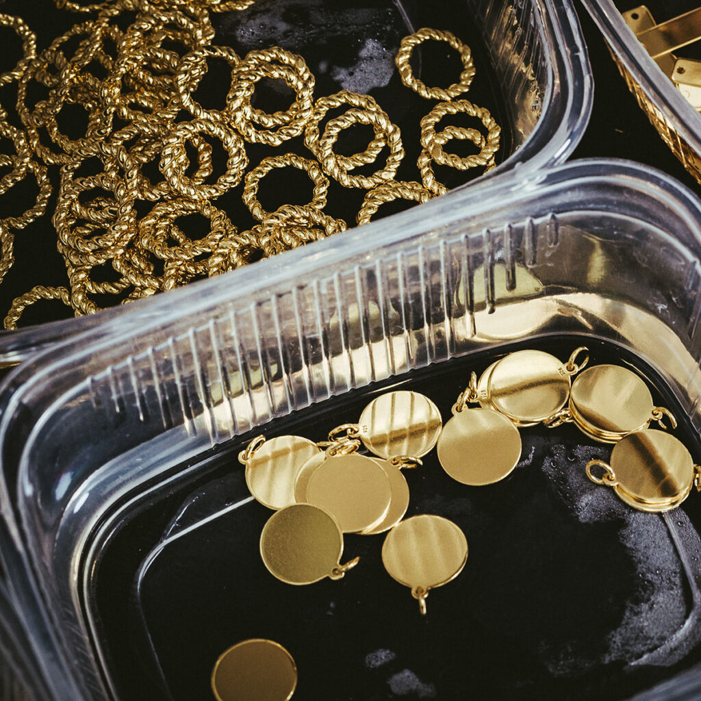 Pozłacane akcesoria do biżuterii