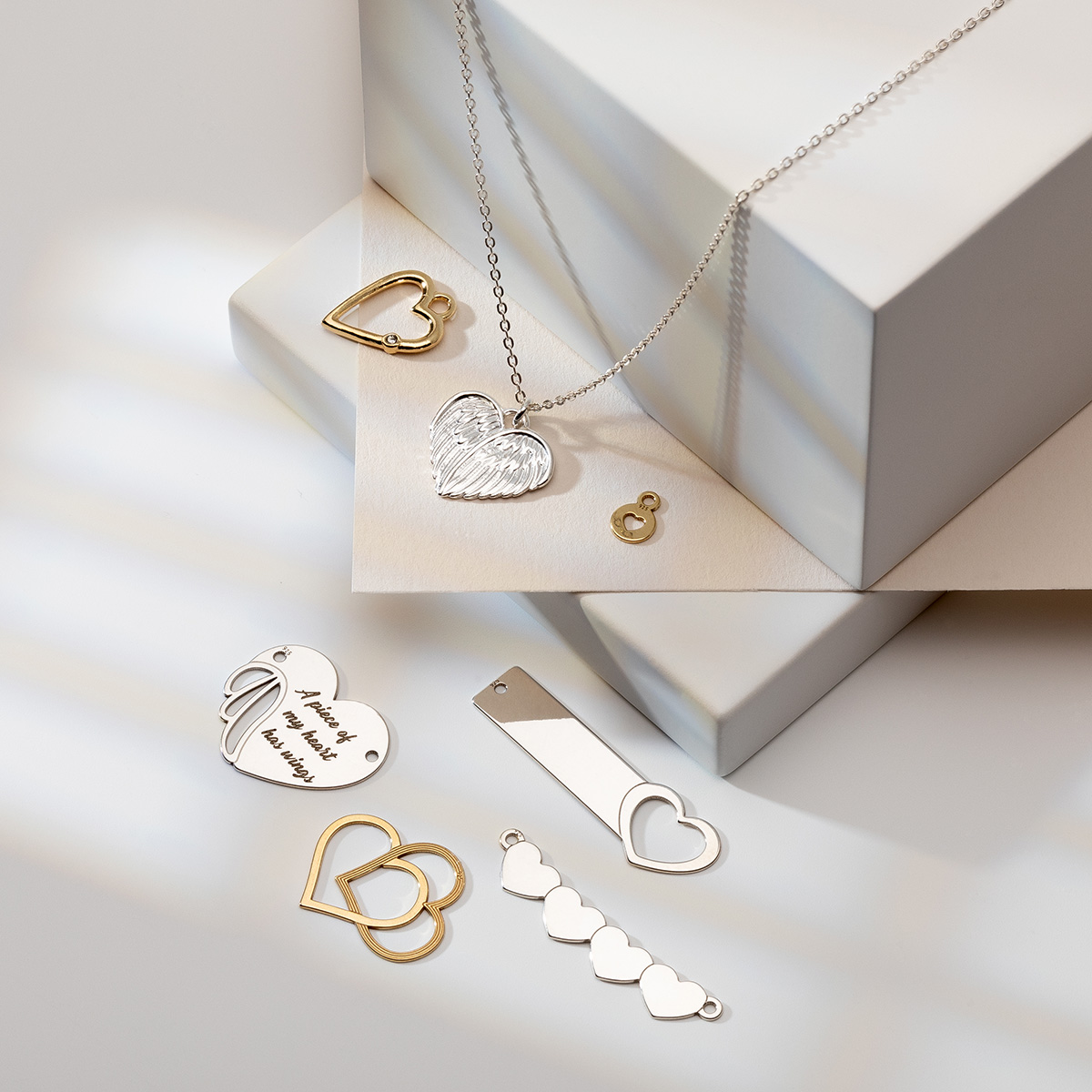 srebrny łańcuszek z serduszkiem