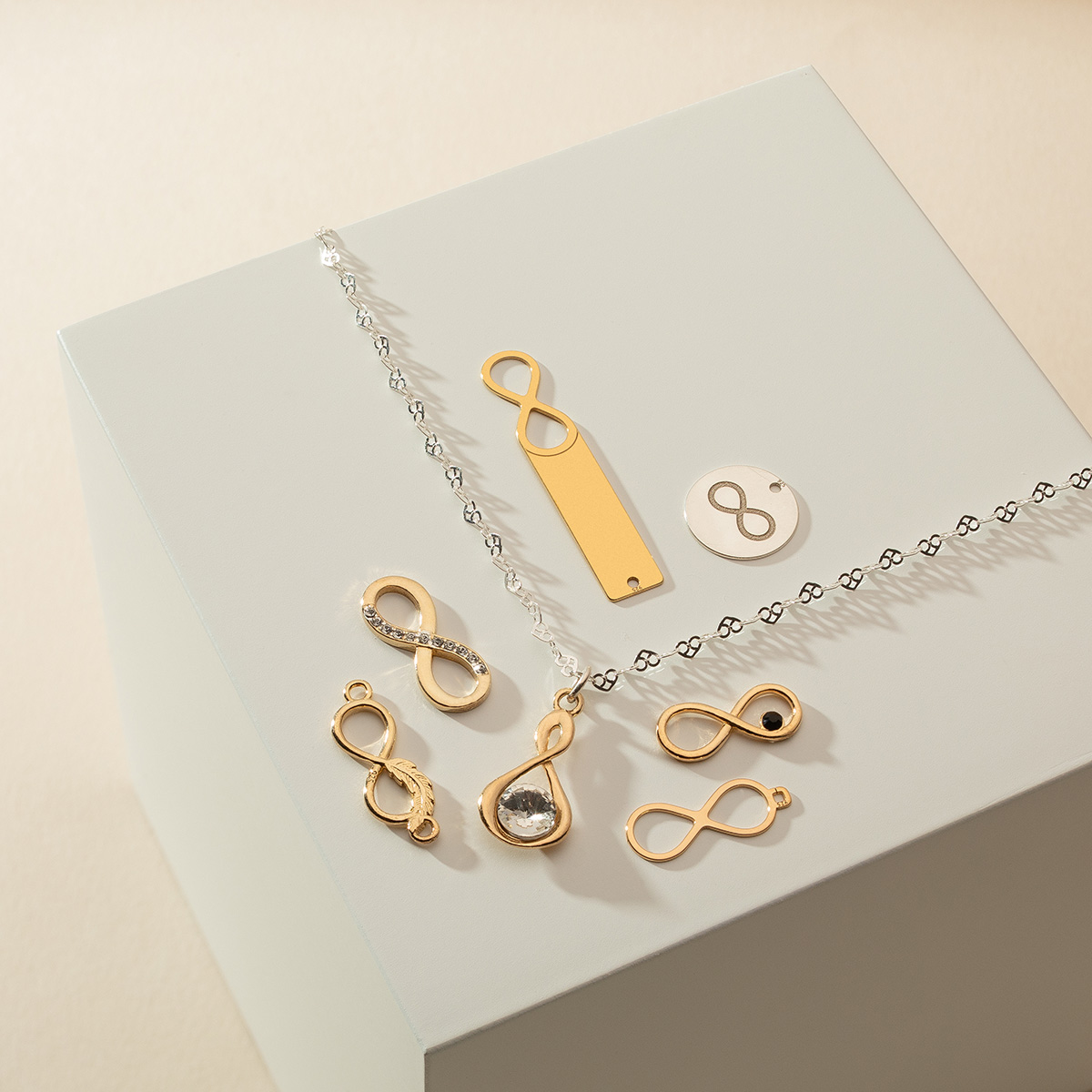 złota zawieszka znak nieskończoności