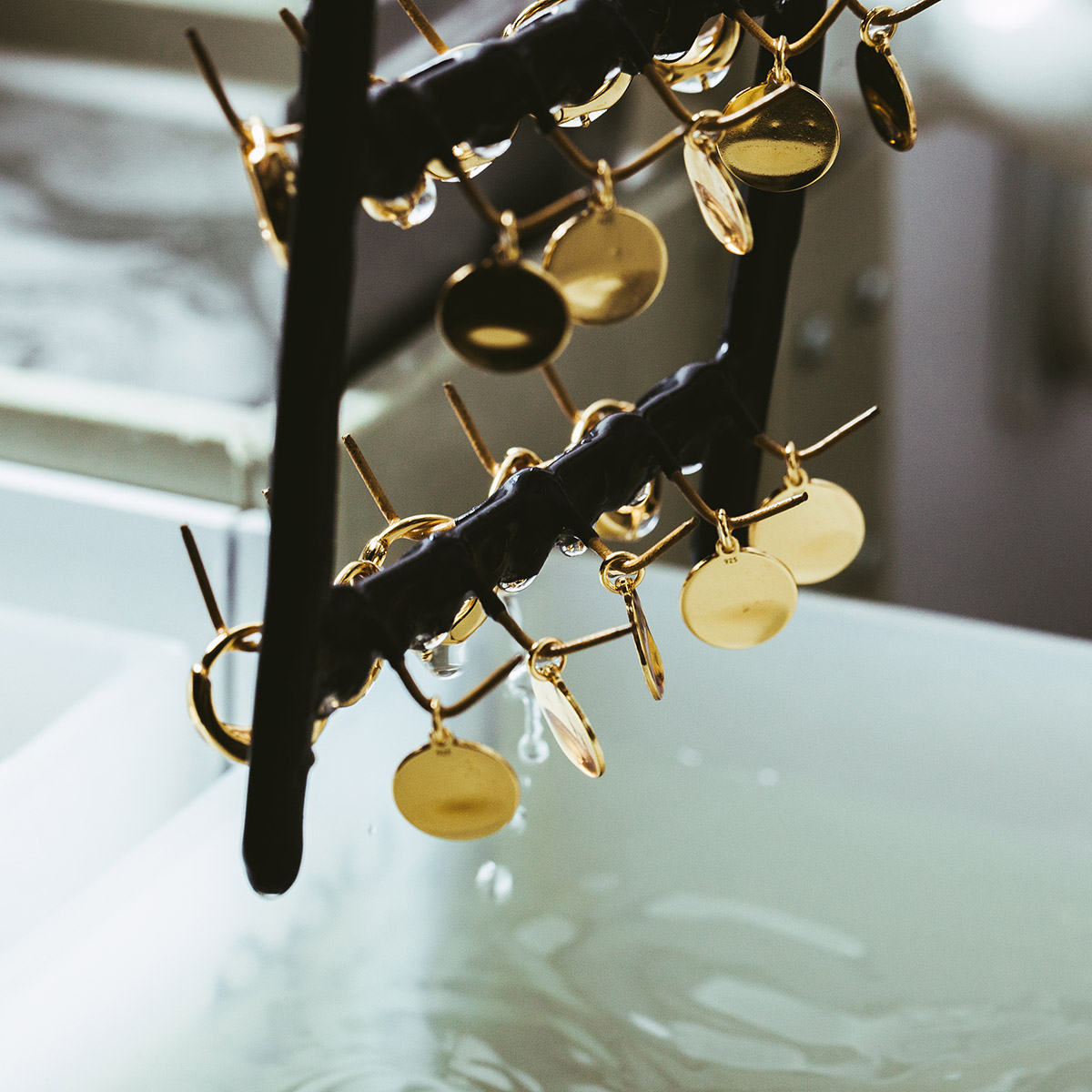 rodowanie biżuterii złotej