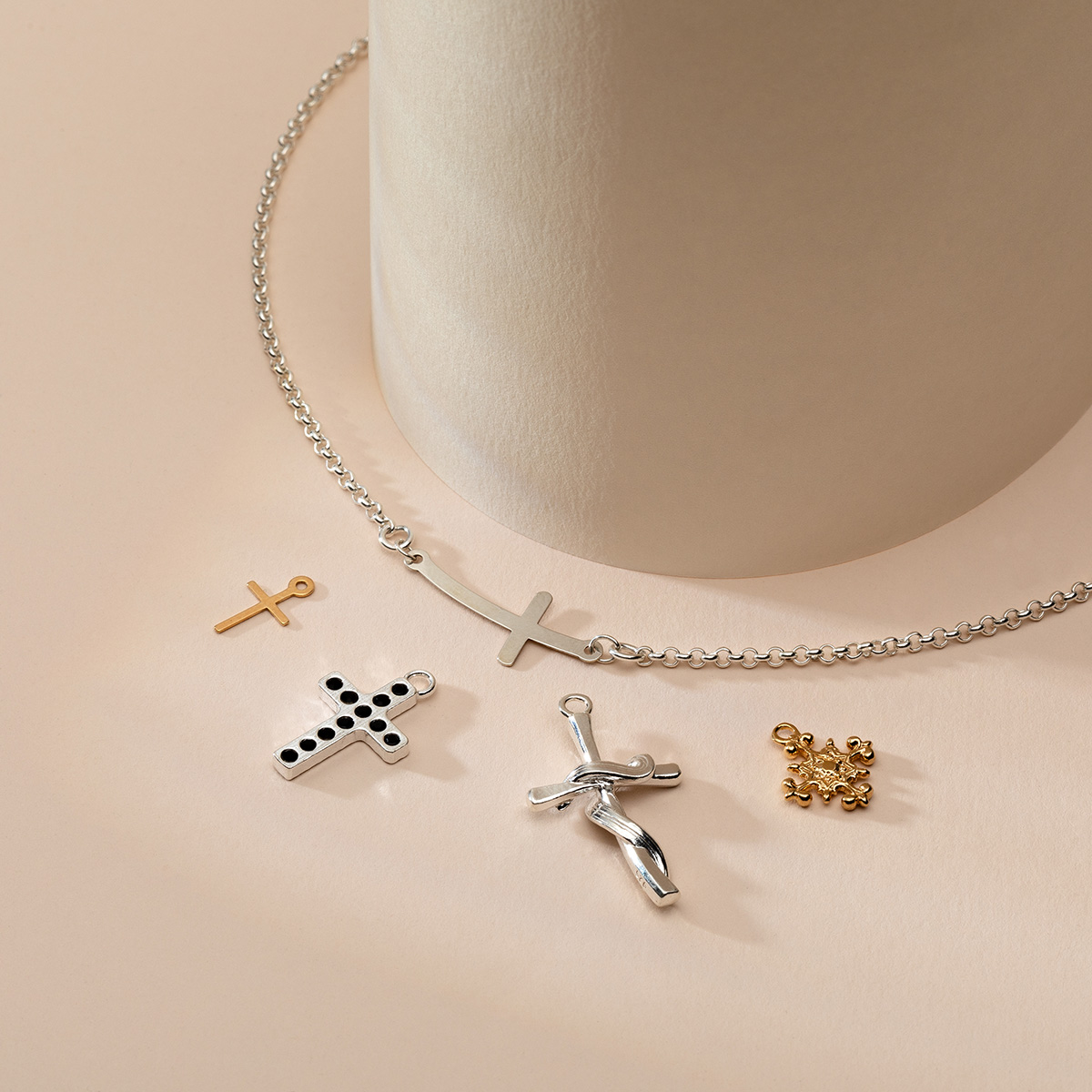 srebrny krzyżyk z łańcuszkiem